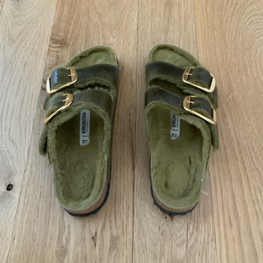 Spring Refresh 🌸 
BIRKENSTOCK Arizona Big Buckle Genuine Shearling
Lined Olive - Picture 7 of 10